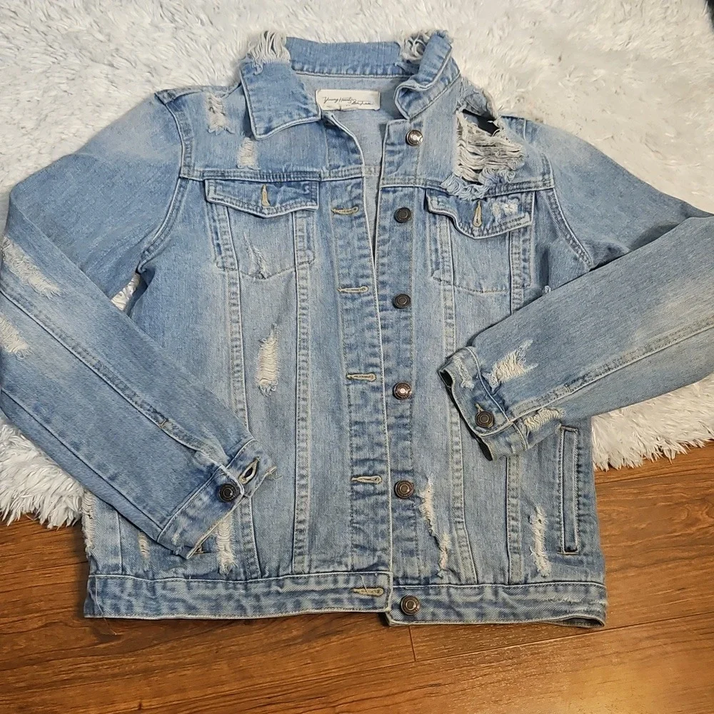Young Hearts Run Free Women's Distressed Light Wash Denim Jean Jacket - Picture 5 of 8
